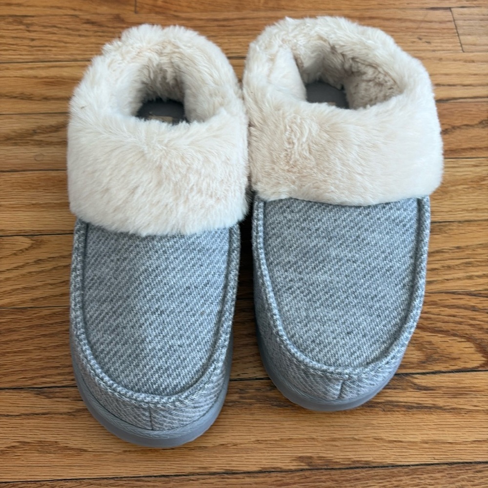 - Dearfoams indoor outdoor slippers